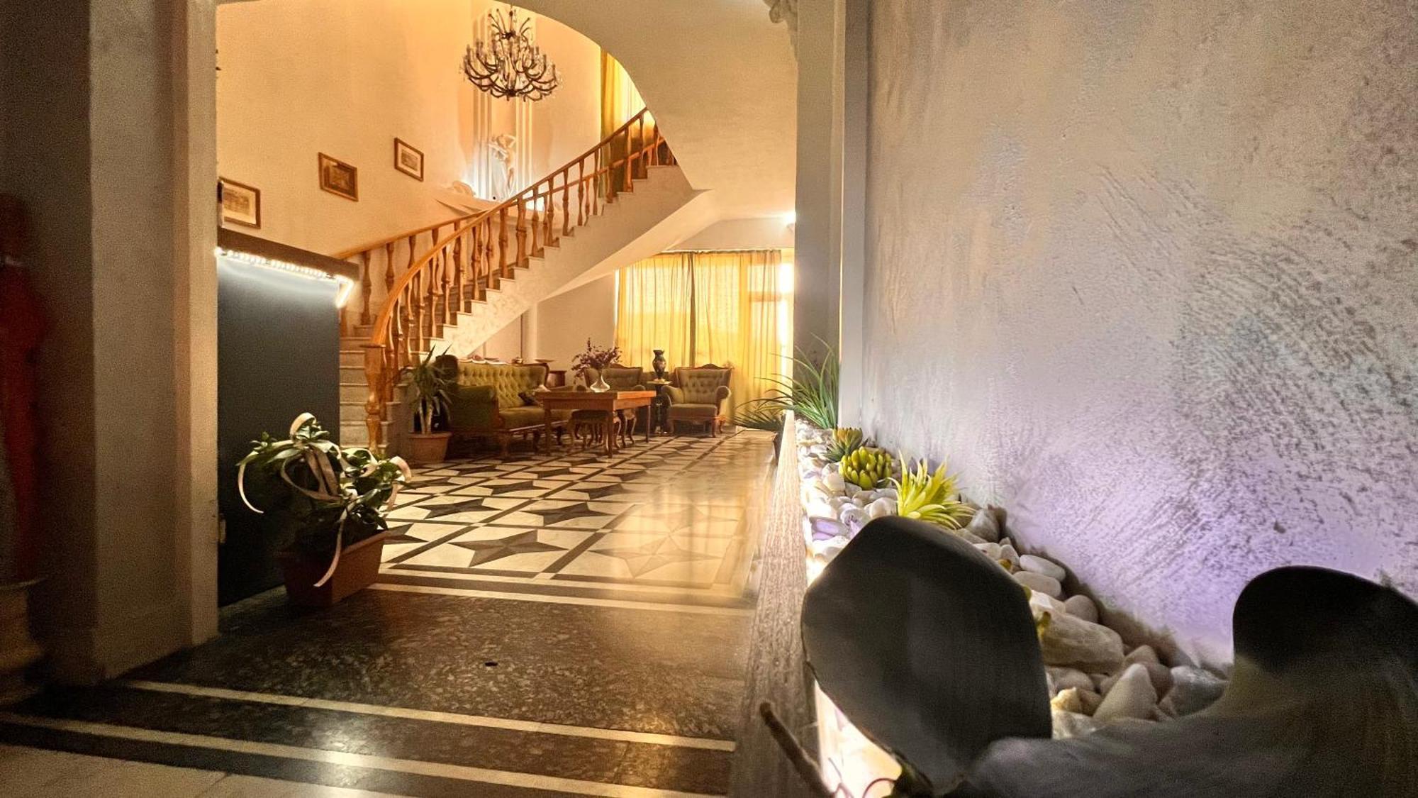 Elross Hotel Jerevan Buitenkant foto