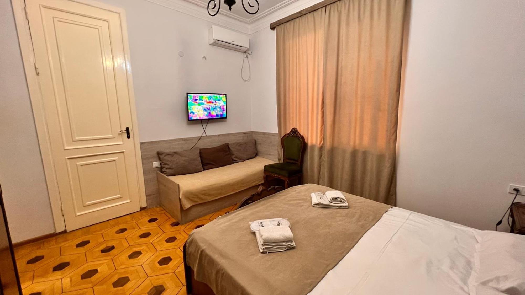 Elross Hotel Jerevan Buitenkant foto