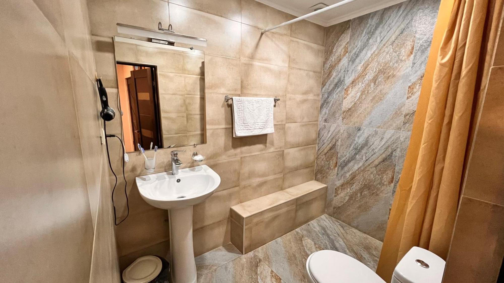 Elross Hotel Jerevan Buitenkant foto