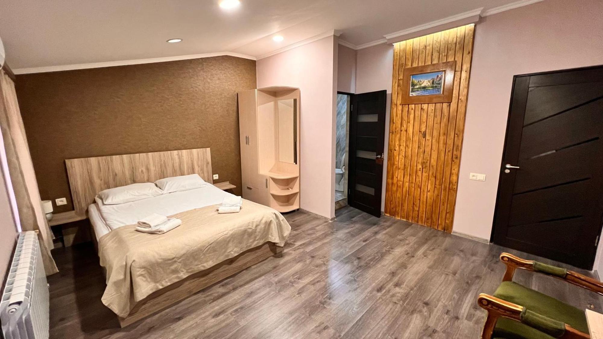 Elross Hotel Jerevan Buitenkant foto