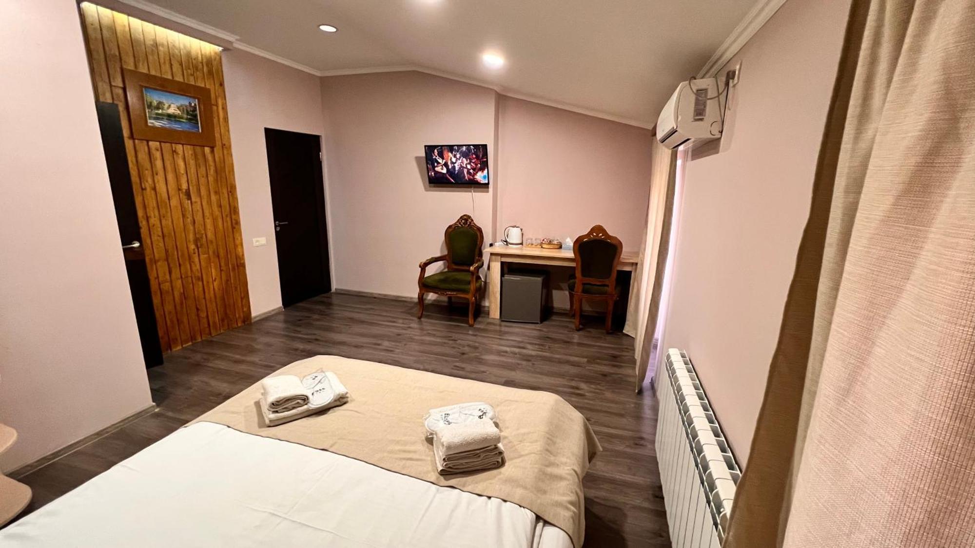 Elross Hotel Jerevan Buitenkant foto