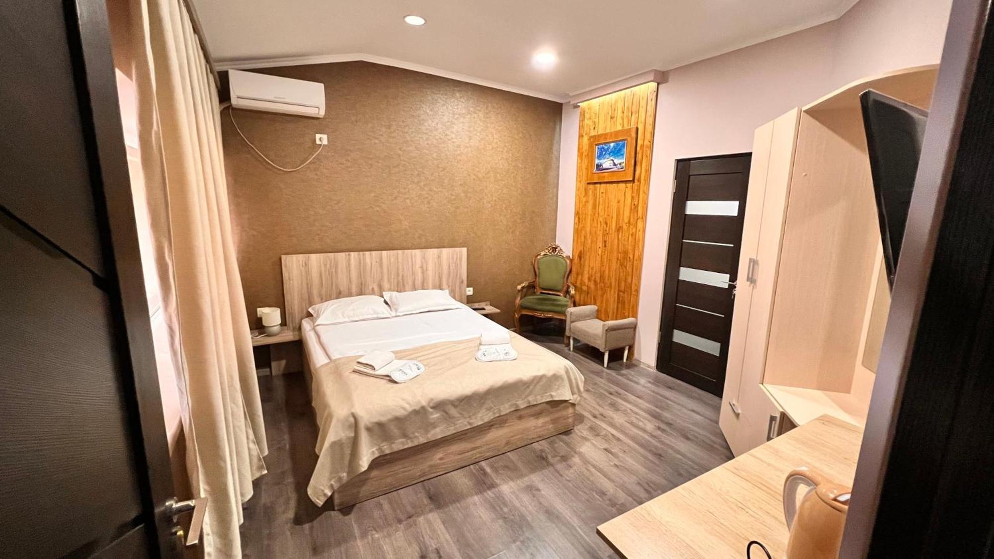 Elross Hotel Jerevan Buitenkant foto