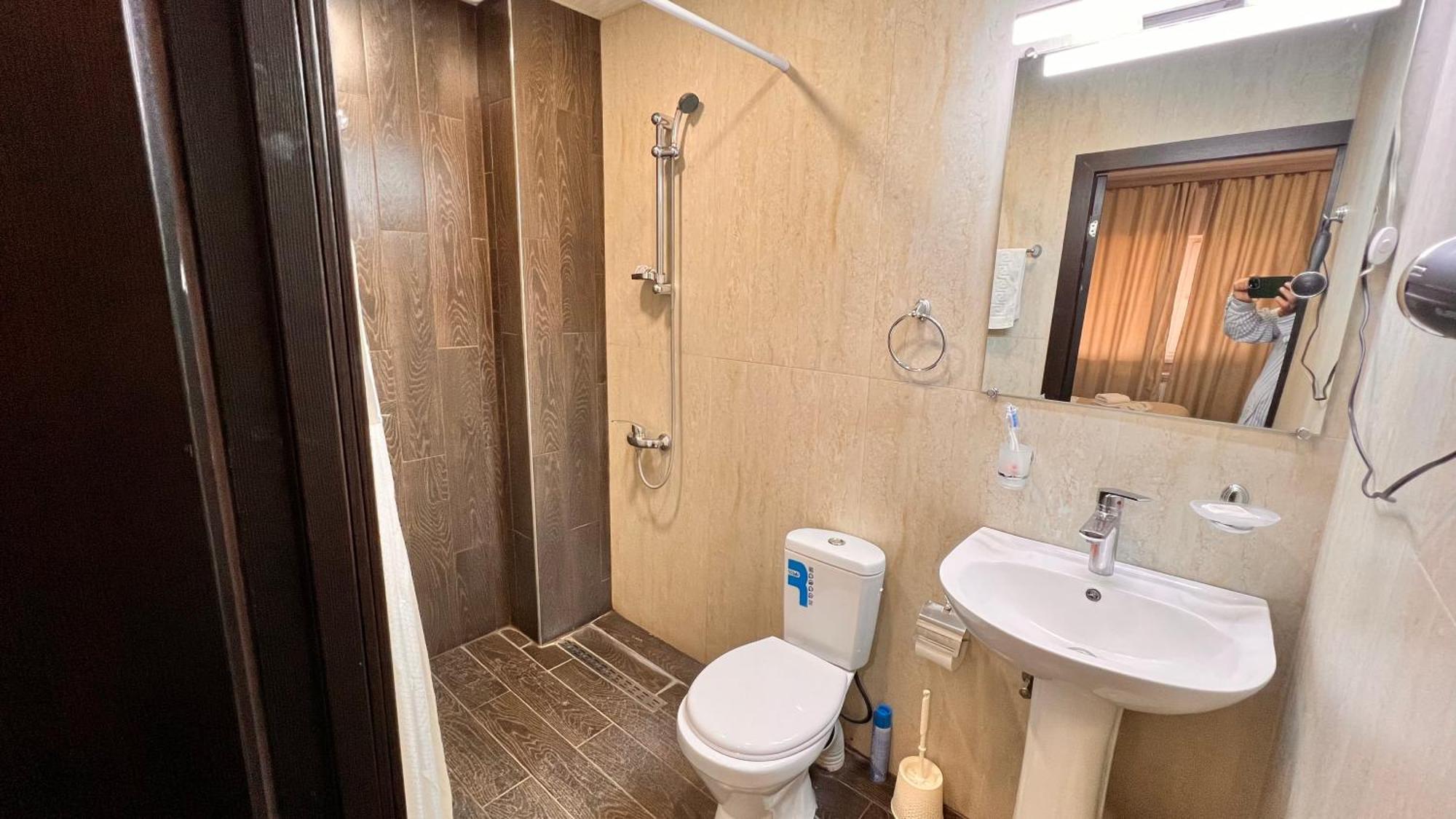 Elross Hotel Jerevan Buitenkant foto