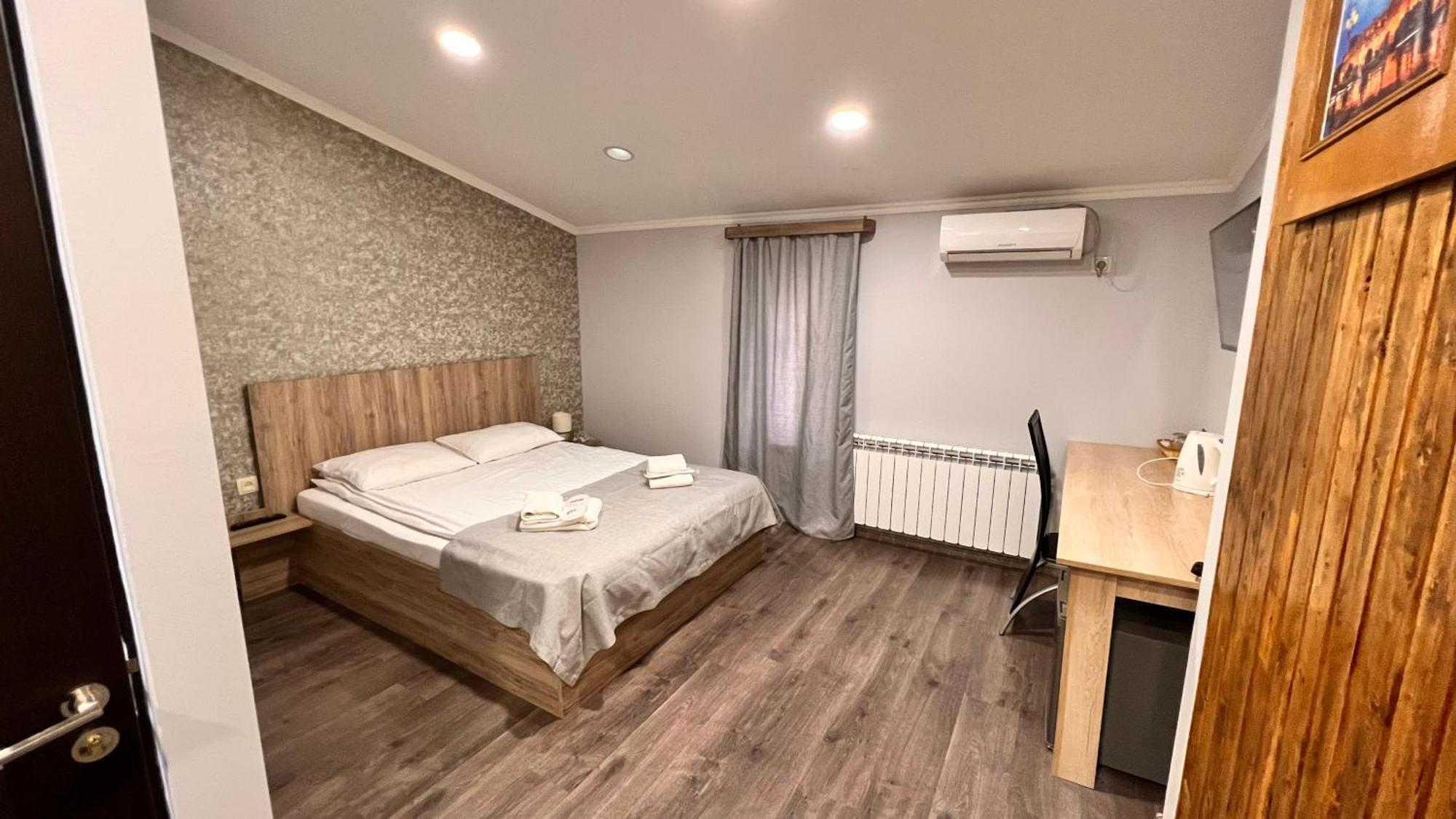 Elross Hotel Jerevan Buitenkant foto