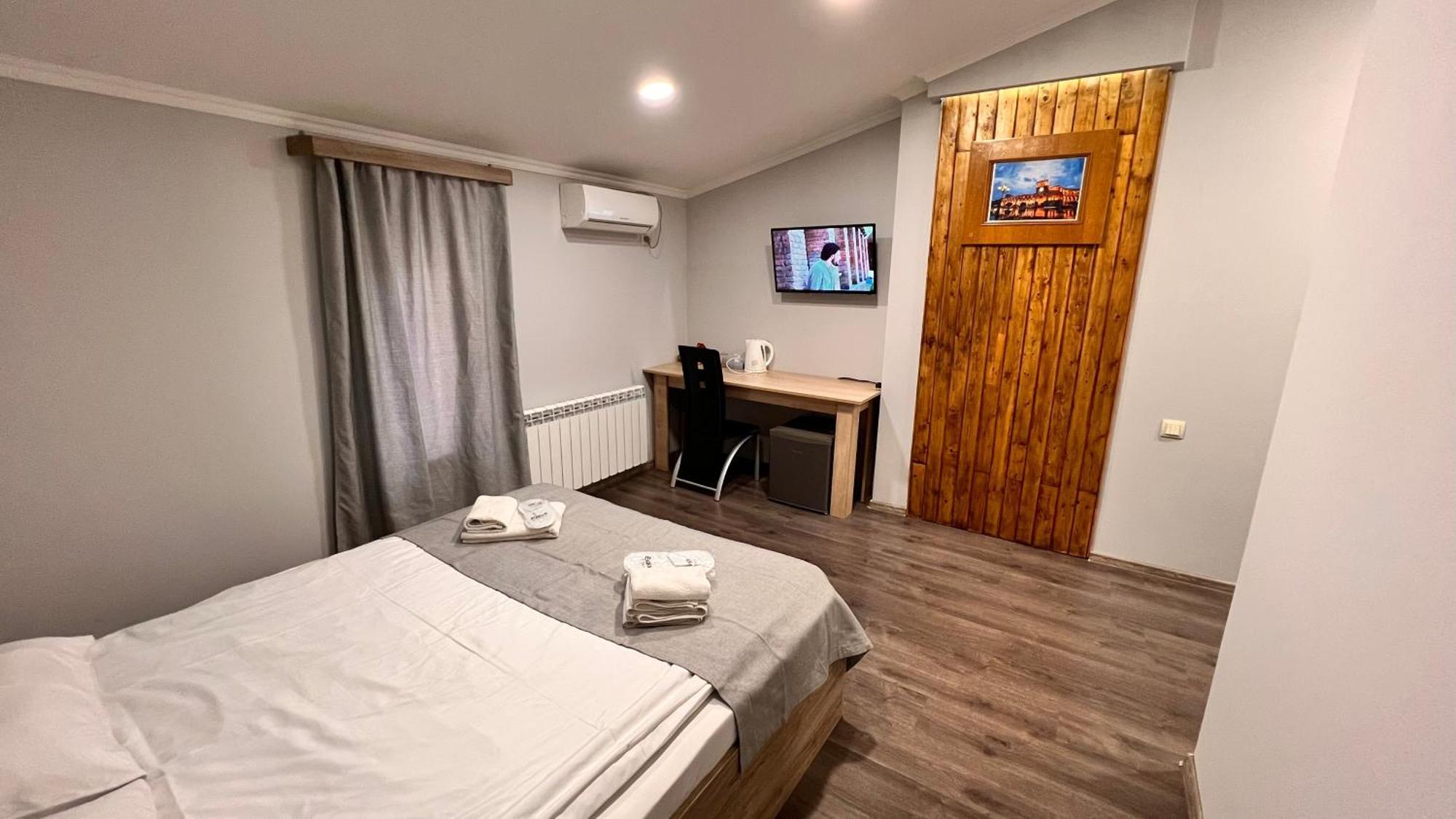 Elross Hotel Jerevan Buitenkant foto